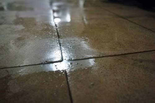 nồm ẩm sàn nhà